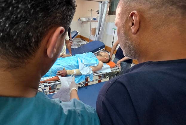 Paramedics bring casualties to Nasser Medical Complex after Israeli airstrike Paramedics transport the body of a young Palestinian man and several wounded people to Nasser Medical Complex after an Israeli airstrike targeted a group of civilians near a tent used for charging mobile phones in the al-Mawasi area of Khan Younis, southern Gaza Strip, on June 28, 2026. Photo by Tariq Mohammad APA Images Khan Yunis Gaza Strip Palestinian Territory 280626_Khan_Yunis_TM_00(15) Copyright: xapaimagesxTariqxMohammad xapaimagesx