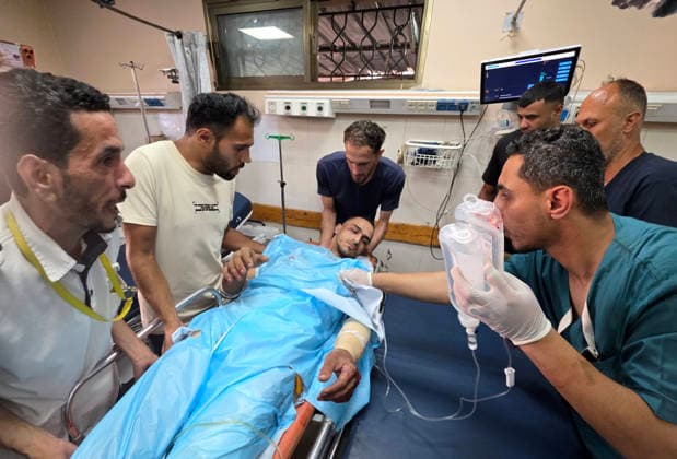 Paramedics bring casualties to Nasser Medical Complex after Israeli airstrike Paramedics transport the body of a young Palestinian man and several wounded people to Nasser Medical Complex after an Israeli airstrike targeted a group of civilians near a tent used for charging mobile phones in the al-Mawasi area of Khan Younis, southern Gaza Strip, on June 28, 2026. Photo by Tariq Mohammad APA Images Khan Yunis Gaza Strip Palestinian Territory 280626_Khan_Yunis_TM_00(16) Copyright: xapaimagesxTariqxMohammad xapaimagesx