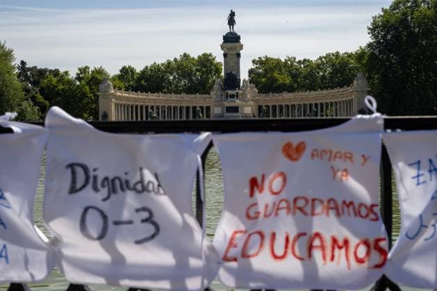 June 28, 2026, Madrid, Madrid, Spain: Early childhood educators display protest banners in El Retiro Park in Madrid..Early childhood educators (ages 0-3) staged a protest this morning at the pond in El Retiro Park in Madrid to demand better salaries and working conditions. Madrid Spain - ZUMAs197 20260628_aaa_s197_042 Copyright: xSOPAxImagesx
