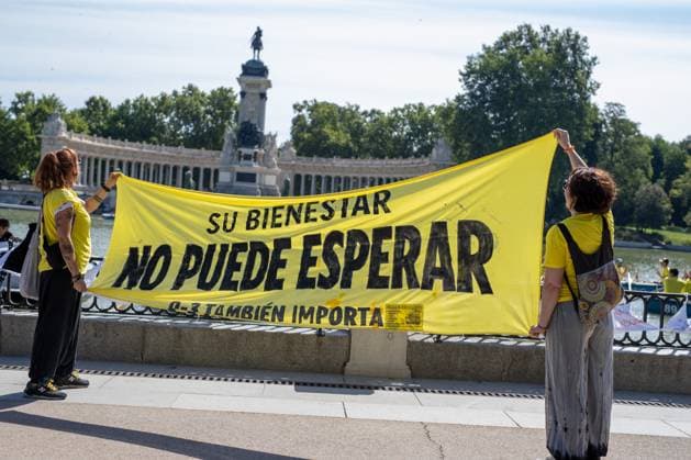 June 28, 2026, Madrid, Madrid, Spain: Early childhood educators unfurl a protest banner in El Retiro Park, Madrid..Early childhood educators (ages 0-3) staged a protest this morning at the pond in El Retiro Park in Madrid to demand better salaries and working conditions. Madrid Spain - ZUMAs197 20260628_aaa_s197_043 Copyright: xSOPAxImagesx