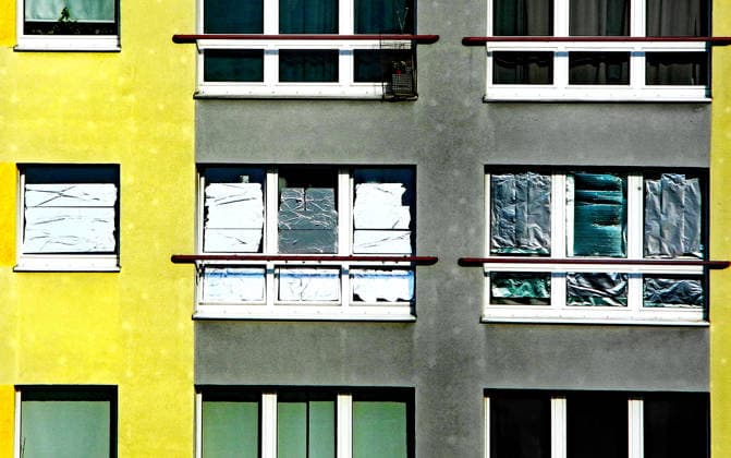 Heisseste Wochenende in Berlin, Folienschutz gegen Sonneneinstrahlung, Beton-Plattenbau aufgeheizt. *** Hottest weekend in Berlin, protective film against sunlight, concrete prefab buildings heating up
