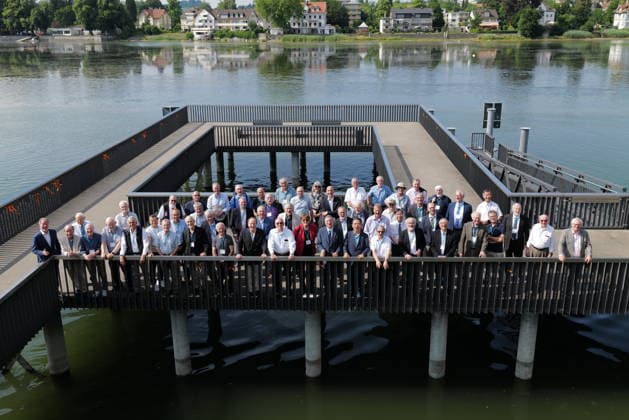 News Bilder des Tages Mehr als 50 Nobelpreisträger Innen stehen für ein seltenes Gruppenporträt anlässlich der 75. Lindauer Nobelpreisträgertagung am Bodensee. Die Tagung findet vom 28. Juni bis 3. Juli in Lindau statt. Die Aufnahme entstand auf einem Steg am Ufer des Bodensees, dessen Stelen die Namen der Nobelpreisträger Innen tragen. Abgebildet sind Nobelpreisträger Innen aus den Bereichen Physik, Chemie, Medizin Physiologie, Wirtschaftswissenschaften sowie Friedensnobelpreisträger Innen. More than 50 Nobel Laureates are featured in a rare group portrait marking the 75th Lindau Nobel Laureate Meeting on Lake Constance. The conference will take place from June 28 to July 3 in Lindau. The photograph was taken on a pier along the shoreline of Lake Constance, w Copyright: JimxRakete xPeterxBadge
