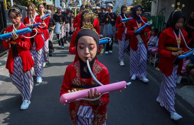 News Bilder des Tages June 28, 2026, Malang, East Java, Indonesia: Childrens are playing music taking part in a cultural parade to celebrate the anniversary of Polowijen Village, Malang, East Java, Indonesia, on June 28, 2026. Malang Indonesia - ZUMAr335 20260628_zip_r335_004 Copyright: xAmanxRochmanx