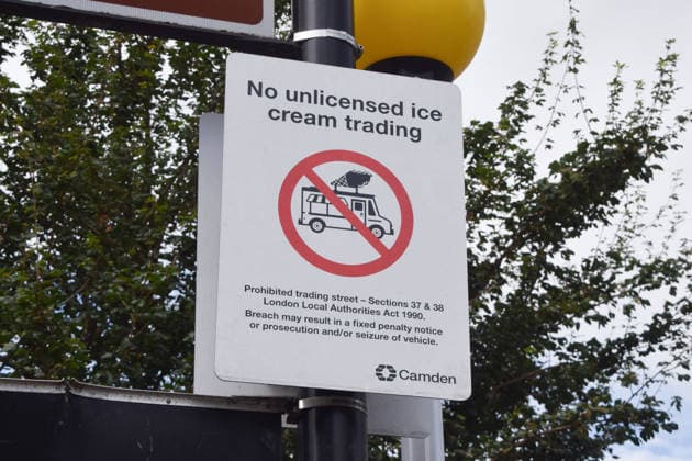 News Bilder des Tages June 28, 2026, London, England, United Kingdom: A street sign in Central London warns ice cream trucks that unlicensed ice cream trading is prohibited, as the hot weather continues. London United Kingdom - ZUMAv130 20260628_zip_v130_011 Copyright: xVukxValcicx