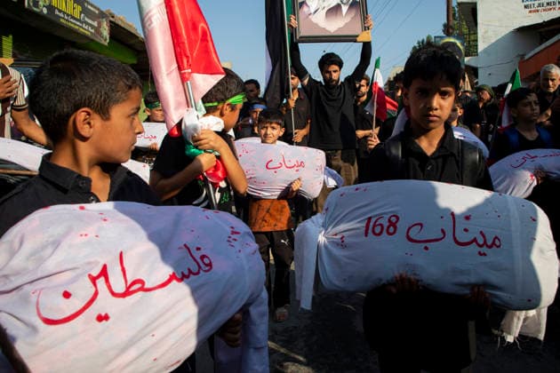 Muharram in Kashmir, India - 28 Jun 2026 Shiite Muslim children carry shrouded replicas symbolizing the children killed in the Israeli and US strikes on Minab School in Iran during a religious procession on the 12th day of the Islamic month of Muharram, expressing solidarity with the victims, in the outskirts of Srinagar, Indian administered Kashmir. Muharram, the first month of the Islamic calendar, is observed by Shiite Muslims around the world in remembrance of Imam Hussain, the grandson of the Prophet Muhammad, who was killed along with members of his family and companions in the Battle of Karbala in present day Iraq in 680 AD. Srinagar India Copyright: xFaisalxBashirx xSOPAxImagesx 17MuharramInKashmir2026