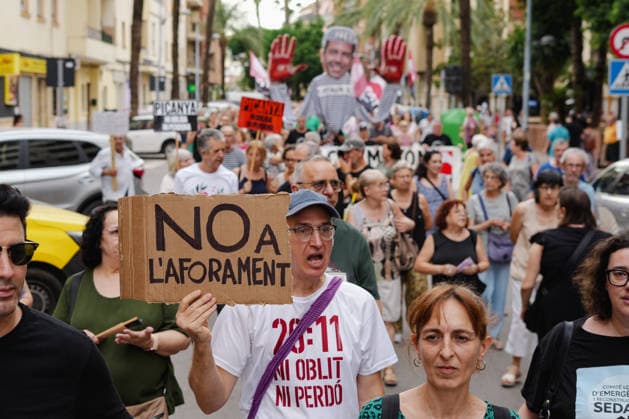 Protest in Paiporta Calling for the Removal of Immunity for Former President of the Generalitat Carlos Mazón Dozens of people gathered during a protest calling for the removal of immunity for former President of the Generalitat Carlos Mazón, in the Plaza de la Iglesia de Sant Jordi in Paiporta, on June 28, 2026, in Paiporta, Valencian Community, Spain. Organized by more than 200 civic, social, and labor organizations, along with associations of victims of the storm, the Local Emergency and Reconstruction Committees (CLER) and the Valencian Social Agreement (ASV) are demanding that Mazón appear before the court in Catarroja, where the case investigating the handling of the emergency on October 29, 2024, and the deaths of 230 people due to t  Copyright: xJorgexGilx 7628893