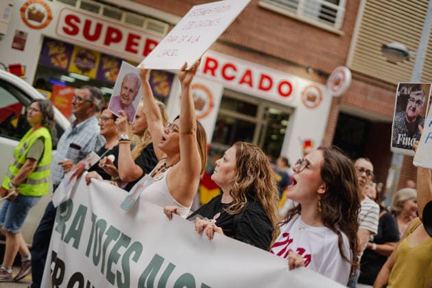 Protest in Paiporta Calling for the Removal of Immunity for Former President of the Generalitat Carlos Mazón Dozens of people gathered during a protest calling for the removal of immunity for former President of the Generalitat Carlos Mazón, in the Plaza de la Iglesia de Sant Jordi in Paiporta, on June 28, 2026, in Paiporta, Valencian Community, Spain. Organized by more than 200 civic, social, and labor organizations, along with associations of victims of the storm, the Local Emergency and Reconstruction Committees (CLER) and the Valencian Social Agreement (ASV) are demanding that Mazón appear before the court in Catarroja, where the case investigating the handling of the emergency on October 29, 2024, and the deaths of 230 people due to t  Copyright: xJorgexGilx 7628894