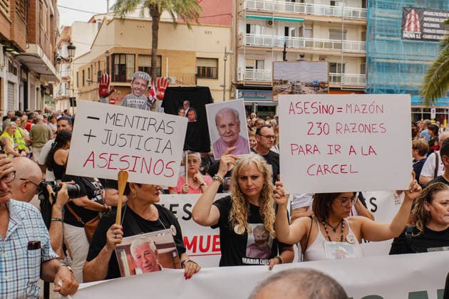 Protest in Paiporta Calling for the Removal of Immunity for Former President of the Generalitat Carlos Mazón Dozens of people gathered during a protest calling for the removal of immunity for former President of the Generalitat Carlos Mazón, in the Plaza de la Iglesia de Sant Jordi in Paiporta, on June 28, 2026, in Paiporta, Valencian Community, Spain. Organized by more than 200 civic, social, and labor organizations, along with associations of victims of the storm, the Local Emergency and Reconstruction Committees (CLER) and the Valencian Social Agreement (ASV) are demanding that Mazón appear before the court in Catarroja, where the case investigating the handling of the October 29, 2024, emergency and the deaths of 230 people due to the  Copyright: xJorgexGilx 7628889