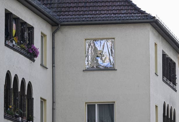 Berlin resident covers window with aluminum foil to block extreme heat BERLIN, GERMANY - JUNE 28: A view of a window covered with aluminum foil by a homeowner to protect against extreme heat during hot summer weather in Berlin, Germany on June 28, 2026. Halil Sagirkaya Anadolu Berlin Germany. Editorial use only. Please get in touch for any other usage.  Copyright: x2026xAnadoluxHalilxSagirkayax