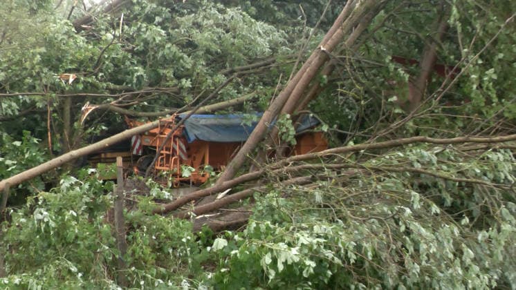 Der Deutsche Wetterdienst hat schwere Gewitter und Unwetter angekündigt und sie traten auch auf. Besonders heftig traf es am Sonntagnachmittag den Erzgebirgskreis. Mehrere Gewitter zogen über die Ortschaft Elterlein und Schwarzbach. Orkanböen von bis zu 140 km h verursachten immense Schäden im Ort. Unzählige Bäume stürzten um. Der Ort zwar zwischenzeitlich nur von einer Straße aus erreichbar. Die Einsatzleitung löste frühzeitig eine Sonderlage aus. Eine örtliche Einsatzleitung wurde gebildet. Überörtliche Kräfte aus Scheibenberg, Oberscheibe, Hermansdorf und Crottendorf kamen zum Einsatz. Es wurde eine NINA-Warnung auf Grund eines Stromausfalls herausgegeben. Die Einsatzleitung rechnet damit, dass der Strom mehrere Tage weg sein wird. An me