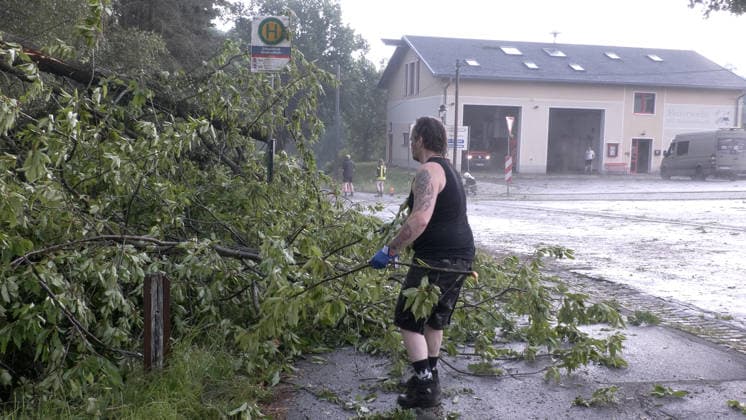 Der Deutsche Wetterdienst hat schwere Gewitter und Unwetter angekündigt und sie traten auch auf. Besonders heftig traf es am Sonntagnachmittag den Erzgebirgskreis. Mehrere Gewitter zogen über die Ortschaft Elterlein und Schwarzbach. Orkanböen von bis zu 140 km h verursachten immense Schäden im Ort. Unzählige Bäume stürzten um. Der Ort zwar zwischenzeitlich nur von einer Straße aus erreichbar. Die Einsatzleitung löste frühzeitig eine Sonderlage aus. Eine örtliche Einsatzleitung wurde gebildet. Überörtliche Kräfte aus Scheibenberg, Oberscheibe, Hermansdorf und Crottendorf kamen zum Einsatz. Es wurde eine NINA-Warnung auf Grund eines Stromausfalls herausgegeben. Die Einsatzleitung rechnet damit, dass der Strom mehrere Tage weg sein wird. An me