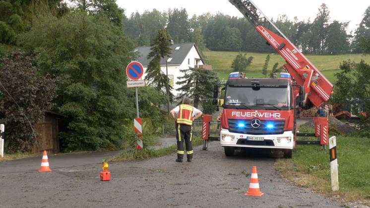 News Bilder des Tages Der Deutsche Wetterdienst hat schwere Gewitter und Unwetter angekündigt und sie traten auch auf. Besonders heftig traf es am Sonntagnachmittag den Erzgebirgskreis. Mehrere Gewitter zogen über die Ortschaft Elterlein und Schwarzbach. Orkanböen von bis zu 140 km h verursachten immense Schäden im Ort. Unzählige Bäume stürzten um. Der Ort zwar zwischenzeitlich nur von einer Straße aus erreichbar. Die Einsatzleitung löste frühzeitig eine Sonderlage aus. Eine örtliche Einsatzleitung wurde gebildet. Überörtliche Kräfte aus Scheibenberg, Oberscheibe, Hermansdorf und Crottendorf kamen zum Einsatz. Es wurde eine NINA-Warnung auf Grund eines Stromausfalls herausgegeben. Die Einsatzleitung rechnet damit, dass der Strom mehrere Tage weg sein wird. An me