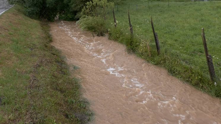 Der Deutsche Wetterdienst hat schwere Gewitter und Unwetter angekündigt und sie traten auch auf. Besonders heftig traf es am Sonntagnachmittag den Erzgebirgskreis. Mehrere Gewitter zogen über die Ortschaft Elterlein und Schwarzbach. Orkanböen von bis zu 140 km h verursachten immense Schäden im Ort. Unzählige Bäume stürzten um. Der Ort zwar zwischenzeitlich nur von einer Straße aus erreichbar. Die Einsatzleitung löste frühzeitig eine Sonderlage aus. Eine örtliche Einsatzleitung wurde gebildet. Überörtliche Kräfte aus Scheibenberg, Oberscheibe, Hermansdorf und Crottendorf kamen zum Einsatz. Es wurde eine NINA-Warnung auf Grund eines Stromausfalls herausgegeben. Die Einsatzleitung rechnet damit, dass der Strom mehrere Tage weg sein wird. An me