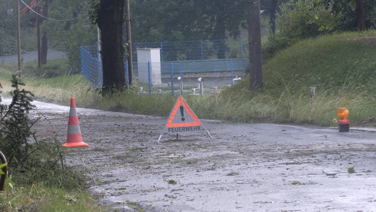 Der Deutsche Wetterdienst hat schwere Gewitter und Unwetter angekündigt und sie traten auch auf. Besonders heftig traf es am Sonntagnachmittag den Erzgebirgskreis. Mehrere Gewitter zogen über die Ortschaft Elterlein und Schwarzbach. Orkanböen von bis zu 140 km h verursachten immense Schäden im Ort. Unzählige Bäume stürzten um. Der Ort zwar zwischenzeitlich nur von einer Straße aus erreichbar. Die Einsatzleitung löste frühzeitig eine Sonderlage aus. Eine örtliche Einsatzleitung wurde gebildet. Überörtliche Kräfte aus Scheibenberg, Oberscheibe, Hermansdorf und Crottendorf kamen zum Einsatz. Es wurde eine NINA-Warnung auf Grund eines Stromausfalls herausgegeben. Die Einsatzleitung rechnet damit, dass der Strom mehrere Tage weg sein wird. An me