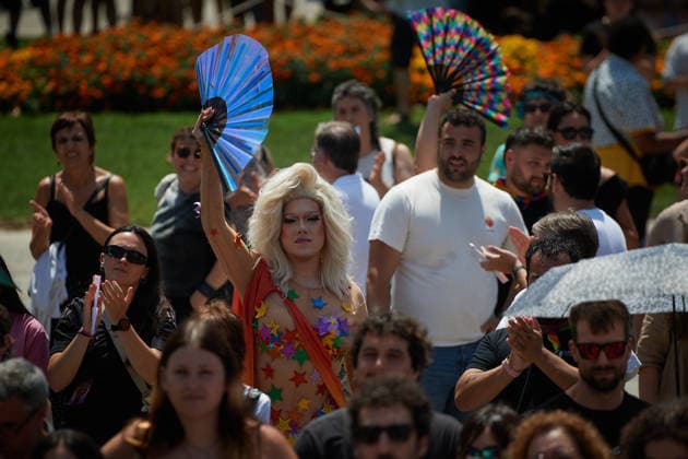 Gay Pride march in Pamplona, Spain - 28 Jun 2026 A drag queen with a fan takes part during the Gay Pride march. Hundreds of people participated in the demonstration held to mark International LGBTI+ Pride Day. The main focus of the demonstration was the discrimination against the refugee community, and of course, respect from institutions, while some feminist groups are excluding transgender people. Pamplona Spain Copyright: xElsaxAxBravox xSOPAxImagesx GAY PRIDE 2026_EAB_3148 (1)