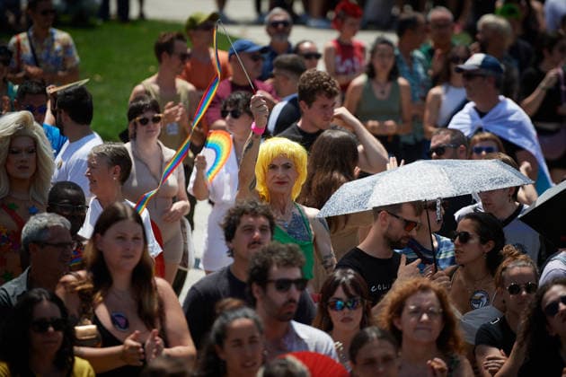 News Bilder des Tages Gay Pride march in Pamplona, Spain - 28 Jun 2026 A demonstrator seen waving a gay flag during the Gay Pride march. Hundreds of people participated in the demonstration held to mark International LGBTI+ Pride Day. The main focus of the demonstration was the discrimination against the refugee community, and of course, respect from institutions, while some feminist groups are excluding transgender people. Pamplona Spain Copyright: xElsaxAxBravox xSOPAxImagesx GAY PRIDE 2026_EAB_3148 (6)