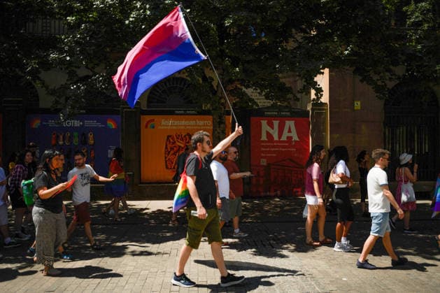 Gay Pride march in Pamplona, Spain - 28 Jun 2026 A demonstrator holds a bisexual flag during the Gay Pride march. Hundreds of people participated in the demonstration held to mark International LGBTI+ Pride Day. The main focus of the demonstration was the discrimination against the refugee community, and of course, respect from institutions, while some feminist groups are excluding transgender people. Pamplona Spain Copyright: xElsaxAxBravox xSOPAxImagesx GAY PRIDE 2026_EAB_3148 (14)