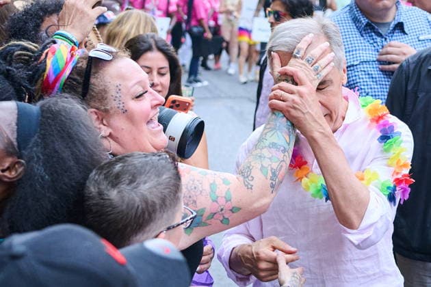 June 28, 2026, Toronto, On, Canada: A woman puts her hand on the head of Prime Minister Mark Carney as he takes part in the Toronto Pride Parade on Sunday, June 28, 2026. Toronto Canada  - ZUMAc35_ 20260628_zaf_c35_029 Copyright: xSammyxKoganx