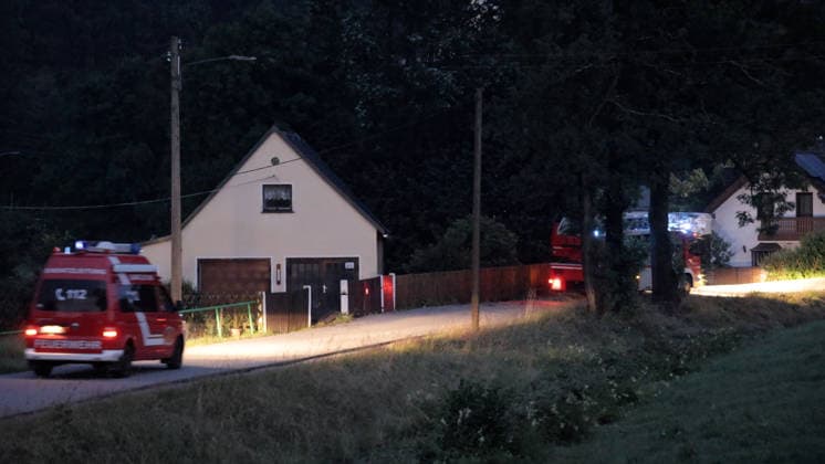 Die Aufräumarbeiten im erzgebirgischen Schwarzbach dauern an. Mittlerweile gibt es Regionalbereichsübergreifende Unterstützung. So wurde die Drehleiter Schwarzenberg nach Schwarzbach am Sonntagabend unterstützend alarmiert. Das Energieunternehmen Mitnetz ist im Einsatz, Firmen unterstützen bei der Wiederherstellung der Stromversorgung. Aktuell sind dutzende Haushalte seit Stunden ohne Strom. Kein Hauslicht, TV, Internet und auch Kühlschränke ohne Leistung. Forstunternehmen kommen ebenfalls zum Einsatz. Eine Zufahrt am Sportplatz wurde stark verwüstet, die Feuerwehr kommt hier an ihre Grenzen, schwere Technik ist hierfür notwendig. Steffi Fonzi hat gestern erst frisch geheiratet, wollte heute mit ihrem Mann in die Flitterwochen Ð aus der Tra