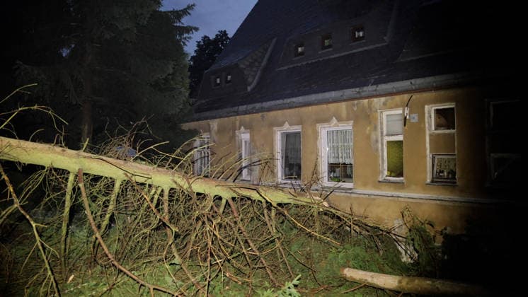 Die Aufräumarbeiten im erzgebirgischen Schwarzbach dauern an. Mittlerweile gibt es Regionalbereichsübergreifende Unterstützung. So wurde die Drehleiter Schwarzenberg nach Schwarzbach am Sonntagabend unterstützend alarmiert. Das Energieunternehmen Mitnetz ist im Einsatz, Firmen unterstützen bei der Wiederherstellung der Stromversorgung. Aktuell sind dutzende Haushalte seit Stunden ohne Strom. Kein Hauslicht, TV, Internet und auch Kühlschränke ohne Leistung. Forstunternehmen kommen ebenfalls zum Einsatz. Eine Zufahrt am Sportplatz wurde stark verwüstet, die Feuerwehr kommt hier an ihre Grenzen, schwere Technik ist hierfür notwendig. Steffi Fonzi hat gestern erst frisch geheiratet, wollte heute mit ihrem Mann in die Flitterwochen Ð aus der Tra