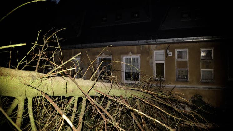 Die Aufräumarbeiten im erzgebirgischen Schwarzbach dauern an. Mittlerweile gibt es Regionalbereichsübergreifende Unterstützung. So wurde die Drehleiter Schwarzenberg nach Schwarzbach am Sonntagabend unterstützend alarmiert. Das Energieunternehmen Mitnetz ist im Einsatz, Firmen unterstützen bei der Wiederherstellung der Stromversorgung. Aktuell sind dutzende Haushalte seit Stunden ohne Strom. Kein Hauslicht, TV, Internet und auch Kühlschränke ohne Leistung. Forstunternehmen kommen ebenfalls zum Einsatz. Eine Zufahrt am Sportplatz wurde stark verwüstet, die Feuerwehr kommt hier an ihre Grenzen, schwere Technik ist hierfür notwendig. Steffi Fonzi hat gestern erst frisch geheiratet, wollte heute mit ihrem Mann in die Flitterwochen Ð aus der Tra