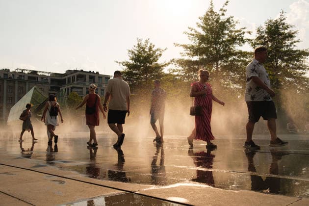 June 28, 2026, Warsaw, Masovian Voivodeship, Poland: Varsovians cool off by walking through a mist fountain in front of the Mermaid Monument of the Powisle district during record breaking high temperatures in Warsaw, Poland. The capital city recorded a high of 37.5Ã‚Â°C in the afternoon while Poland broke its all-time temperature record with 40.5C recorded in Slubice. Warsaw Poland - ZUMAk204 20260628_zip_k204_011 Copyright: xRomanxKozielx