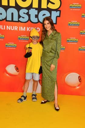 Cathy Hummels mit Sohn Ludwig Deutschlandpremiere Minions &Monster Mathäser Filmpalast München 28. Juni 2026 *** Cathy Hummels with her son Ludwig at the German premiere of *Minions: Monster Mathäser* at the Filmpalast in Munich on June 28, 2026