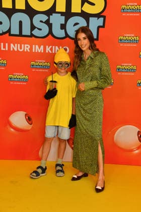 Cathy Hummels mit Sohn Ludwig Deutschlandpremiere Minions &Monster Mathäser Filmpalast München 28. Juni 2026 *** Cathy Hummels with her son Ludwig at the German premiere of *Minions: Monster Mathäser* at the Filmpalast in Munich on June 28, 2026