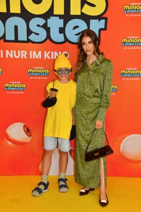 Cathy Hummels mit Sohn Ludwig Deutschlandpremiere Minions &Monster Mathäser Filmpalast München 28. Juni 2026 *** Cathy Hummels with her son Ludwig at the German premiere of *Minions: Monster Mathäser* at the Filmpalast in Munich on June 28, 2026