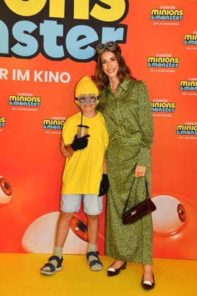 Cathy Hummels mit Sohn Ludwig Deutschlandpremiere Minions &Monster Mathäser Filmpalast München 28. Juni 2026 *** Cathy Hummels with her son Ludwig at the German premiere of *Minions: Monster Mathäser* at the Filmpalast in Munich on June 28, 2026