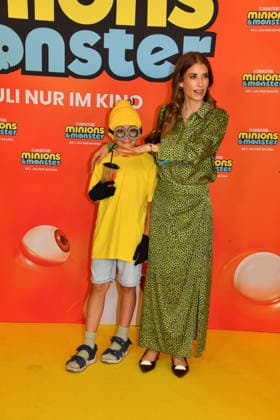 Cathy Hummels mit Sohn Ludwig Deutschlandpremiere Minions &Monster Mathäser Filmpalast München 28. Juni 2026 *** Cathy Hummels with her son Ludwig at the German premiere of *Minions: Monster Mathäser* at the Filmpalast in Munich on June 28, 2026