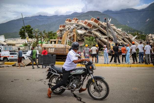 Daily life continues in La Guaira amid search and rescue efforts after Earthquakes LA GUAIRA, VENEZUELA - JUNE 28: A general view of daily life as search and rescue operations continue for survivors trapped under collapsed buildings following two powerful earthquakes, in the coastal state of La Guaira, Venezuela on June 28, 2026 Cem Tekkesinoglu Anadolu La Guaira Venezuela. Editorial use only. Please get in touch for any other usage.  Copyright: x2026xAnadoluxCemxTekkesinoglux