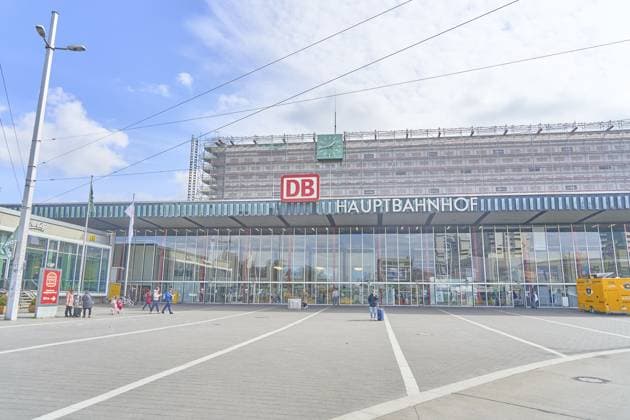 Moderne Bahnhofsarchitektur mit Glasfront, Hauptbahnhof der DB in Braunschweig, Niedersachsen, Deutschland Modern station architecture with glass front, DB main station in Braunschweig, Lower Saxony, Germany Copyright: imageBROKER streetxnews iblbee18107212.jpg