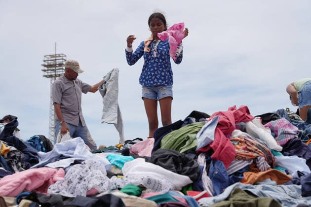 (260629) -- LA GUAIRA, June 29, 2026 -- People affected by earthquakes check donated clothes at a sports center in La Guaira, Venezuela, June 28, 2026. Venezuelan National Assembly President Jorge Rodriguez said Sunday that the death toll from two powerful earthquakes that uck Venezuela Wednesday has risen to 1,450. ( Xinhua) (SpotNews) VENEZUELA-LA GUAIRA-EARTHQUAKE-AFTERMATH STR 