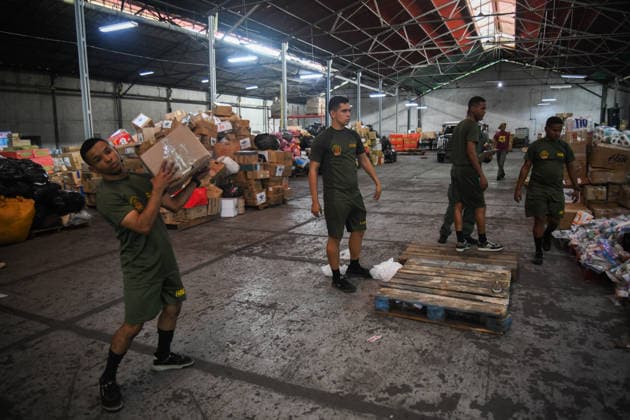 (260629) -- CARACAS, June 29, 2026 -- Members of the Bolivarian National Armed Forces transfer humanitarian aid supplies in Caracas, Venezuela, June 28, 2026. Venezuelan National Assembly President Jorge Rodriguez said Sunday that the death toll from two powerful earthquakes that struck Venezuela Wednesday has risen to 1,450. (Photo by Xinhua) (SpotNews) VENEZUELA-CARACAS-EARTHQUAKE-AFTERMATH MarcosxSalgado 