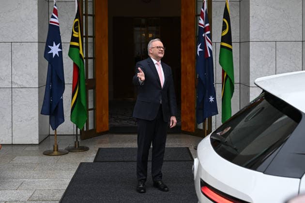 JOTHAM NAPAT AUSTRALIA VISIT, Australian Prime Minister Anthony Albanese gestures for a car to move forward as Prime Minister of Vanuatu Jotham Napat arrives during a visit to Australia, Parliament House in Canberra, Monday, June 29, 2026. ( NO ARCHIVING CANBERRA AUSTRALIAN CAPITAL TERRITORY AUSTRALIA  Copyright: xLUKASxCOCHx 20260629112749685381