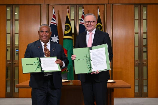 JOTHAM NAPAT AUSTRALIA VISIT, Prime Minister of Vanuatu Jotham Napat and Australian Prime Minister Anthony Albanese pose for photographs after signing the Nakamal agreement during the Australia Vanuatu Leaders™ Meeting at Parliament House in Canberra, Monday, June 29, 2026. ( NO ARCHIVING CANBERRA AUSTRALIAN CAPITAL TERRITORY AUSTRALIA  Copyright: xLUKASxCOCHx 20260629157441492487