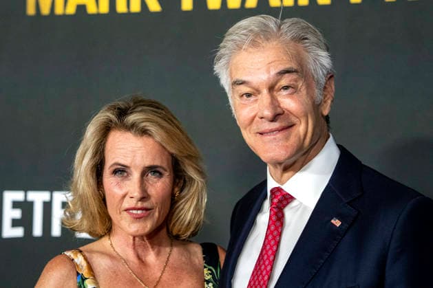 Lisa Oz and Administrator of the US Centers for Medicare and Medicaid Services Mehmet Oz arrive on the red carpet before the 27th Mark Twain Prize for American Humor Award at the Kennedy Center for the Performing Arts in Washington DC on Sunday, June 28, 2026.  WAP20260628371 BONNIExCASH