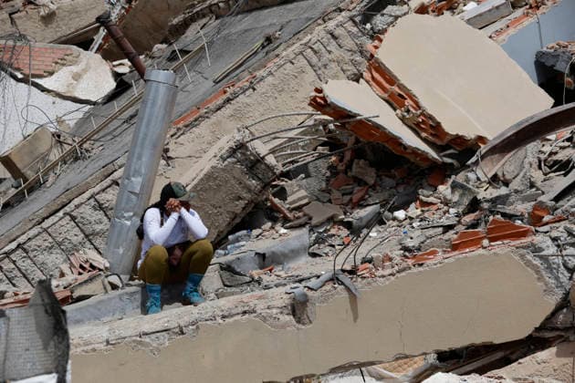(260629) -- LA GUAIRA, June 29, 2026 -- A woman sits on the rubble of a collapsed building in Caraballeda, La Guaira state, Venezuela, June 28, 2026. Venezuelan National Assembly President Jorge Rodriguez said Sunday that the death toll from two powerful earthquakes that uck Venezuela Wednesday has risen to 1,450. ( Xinhua) (SpotNews) VENEZUELA-LA GUAIRA-EARTHQUAKES-DEATH TOLL STR 