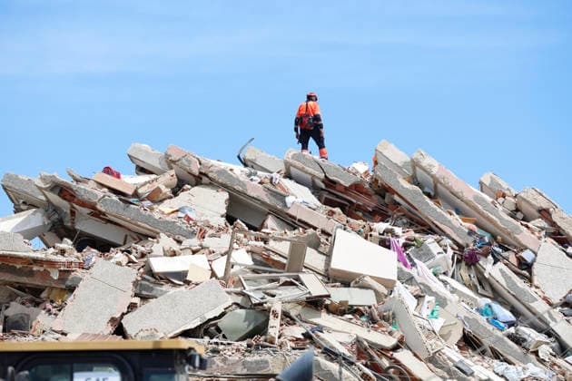 (260629) -- LA GUAIRA, June 29, 2026 -- A rescuer stands on the rubble of a collapsed building in Caraballeda, La Guaira state, Venezuela, June 28, 2026. Venezuelan National Assembly President Jorge Rodriguez said Sunday that the death toll from two powerful earthquakes that uck Venezuela Wednesday has risen to 1,450. ( Xinhua) (SpotNews) VENEZUELA-LA GUAIRA-EARTHQUAKES-DEATH TOLL STR 