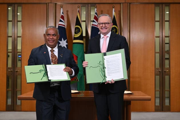 JOTHAM NAPAT AUSTRALIA VISIT, Prime Minister of Vanuatu Jotham Napat and Australian Prime Minister Anthony Albanese pose for photographs after signing the Nakamal agreement during the Australia Vanuatu Leaders™ Meeting at Parliament House in Canberra, Monday, June 29, 2026. ( NO ARCHIVING CANBERRA AUSTRALIAN CAPITAL TERRITORY AUSTRALIA  Copyright: xLUKASxCOCHx 20260629194218813907