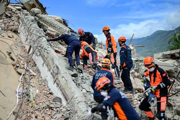 Daily life continues in La Guaira amid search and rescue efforts after Earthquakes LA GUAIRA, VENEZUELA - JUNE 28: Search and rescue operations continue for survivors trapped under collapsed buildings following two powerful earthquakes earlier this week, in the coastal state of La Guaira, Venezuela on June 28, 2026. Cem Tekkesinoglu Anadolu La Guaira Venezuela. Editorial use only. Please get in touch for any other usage.  Copyright: x2026xAnadoluxCemxTekkesinoglux