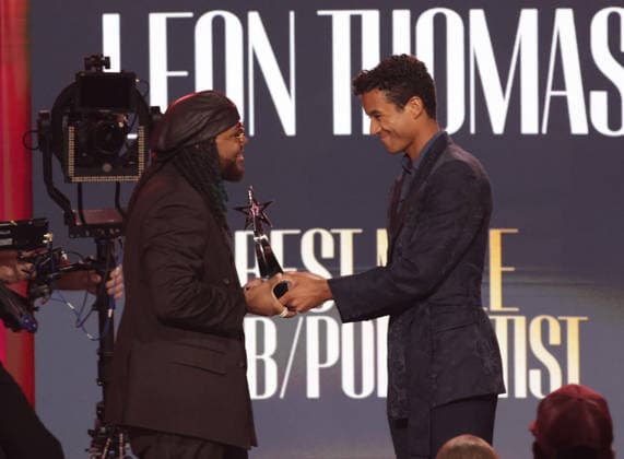 2026 BET Awards - Show Leon Thomas accepts the Best Male R&B Pop Artist award onstage during the 2026 BET Awards at Peacock Theater on June 28, 2026 in Los Angeles, California. Los Angeles Peacock Theater California United States Copyright: xCraSH imageSPACEx