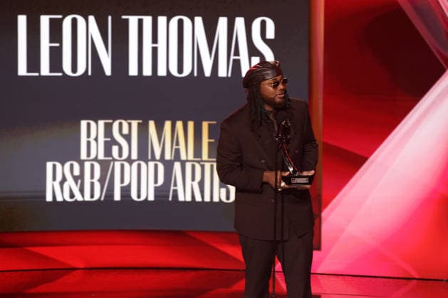 2026 BET Awards - Show Leon Thomas accepts the Best Male R&B Pop Artist award onstage during the 2026 BET Awards at Peacock Theater on June 28, 2026 in Los Angeles, California. Los Angeles Peacock Theater California United States Copyright: xCraSH imageSPACEx