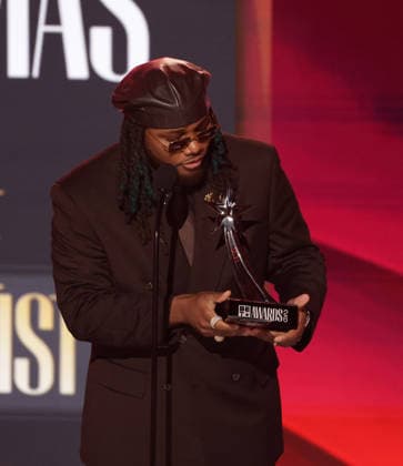 2026 BET Awards - Show Leon Thomas accepts the Best Male R&B Pop Artist award onstage during the 2026 BET Awards at Peacock Theater on June 28, 2026 in Los Angeles, California. Los Angeles Peacock Theater California United States Copyright: xCraSH imageSPACEx
