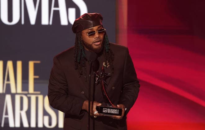 2026 BET Awards - Show Leon Thomas accepts the Best Male R&B Pop Artist award onstage during the 2026 BET Awards at Peacock Theater on June 28, 2026 in Los Angeles, California. Los Angeles Peacock Theater California United States Copyright: xCraSH imageSPACEx