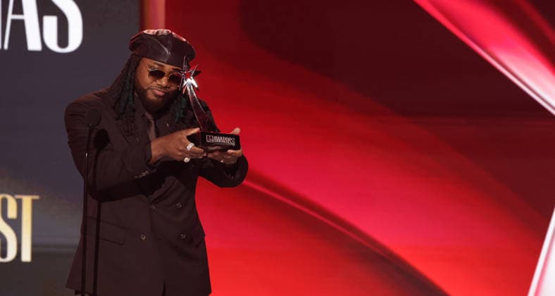 2026 BET Awards - Show Leon Thomas accepts the Best Male R&B Pop Artist award onstage during the 2026 BET Awards at Peacock Theater on June 28, 2026 in Los Angeles, California. Los Angeles Peacock Theater California United States Copyright: xCraSH imageSPACEx