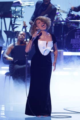 2026 BET Awards - Show Raye performs onstage during the 2026 BET Awards at Peacock Theater on June 28, 2026 in Los Angeles, California. Los Angeles Peacock Theater California United States Copyright: xCraSH imageSPACEx
