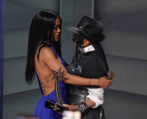 2026 BET Awards - Show Teyana Taylor accepts the Icon of the Year award from Janet Jackson onstage during the 2026 BET Awards at Peacock Theater on June 28, 2026 in Los Angeles, California. Los Angeles Peacock Theater California United States Copyright: xCraSH imageSPACEx