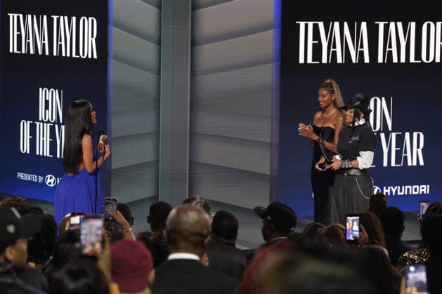 2026 BET Awards - Show Teyana Taylor accepts the Icon of the Year award from Janet Jackson onstage during the 2026 BET Awards at Peacock Theater on June 28, 2026 in Los Angeles, California. Los Angeles Peacock Theater California United States Copyright: xCraSH imageSPACEx